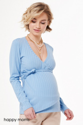 Джемпер из ткани в рубчик нежно-голубого цвета.