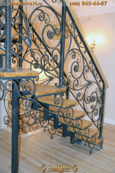 Кованая лестница с деревом