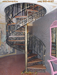 Кованая винтовая лестница с золотой патиной