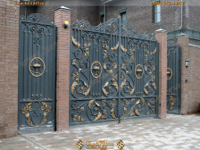 Кованые закрытые ворота с золотыми элементами