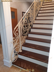 Лестница с коваными узорчатыми перилами белого цвета