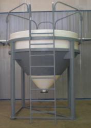 Бункер пластиковый конусообразный 3000 литров с каркасом и лесенкой