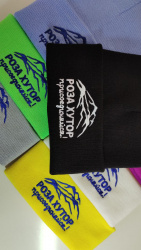 Шапка спортивного стиля с вышивкой