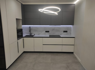 Прямая столешница и стеновая панель на кухню