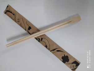 Палочки для суши сдвоенные в индивидуальной упаковке.