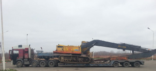 Экскаватор с длинной стрелой и кубовым ковшом