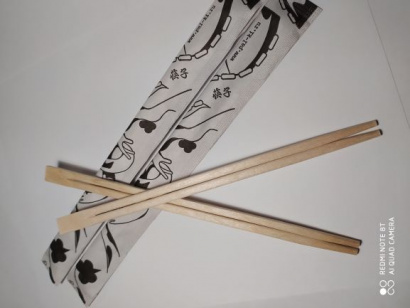 Палочки для суши сдвоенные в индивидуальной упаковке.