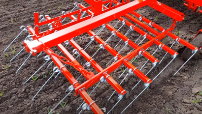 Штригельная борона для прополки чеснока