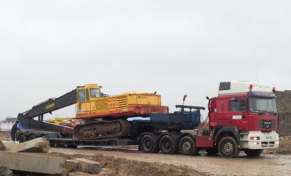 Экскаватор с длинной стрелой и кубовым ковшом