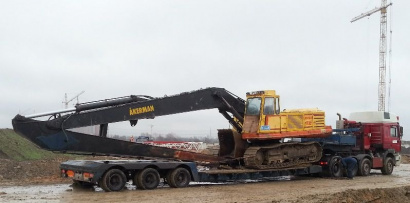 Экскаватор с длинной стрелой и кубовым ковшом