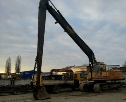 Экскаватор с длинной стрелой и кубовым ковшом