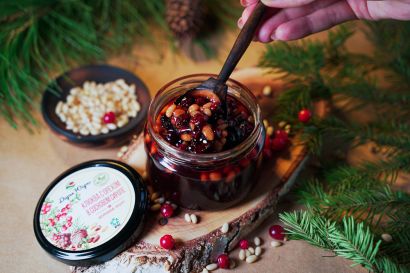 Клюква вяленая с ядром кедрового ореха в сиропе из молодых сосновых шишек 250 гр