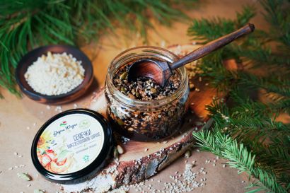 Микс из семечек (тыква, кунжут, подсолнечник) в сиропе из молодых сосновых шишек 250 гр 