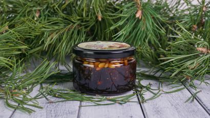 Микс из кедровой и сосновых шишек с кедровыми орешками в сосновом сиропе 250 гр 