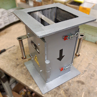 Пластинчатый магнитный сепаратор с системой очистки в ревизионных дверях