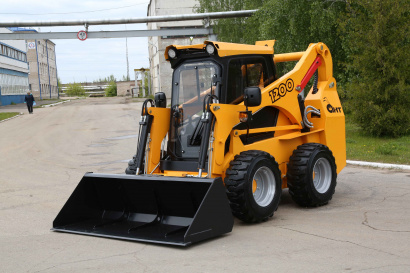 Минипогрузчики с бортовым поворотом серии ANT (радиальный/вертикальный подъем стрелы)