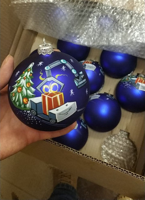 Елочный шар с художественной росписью