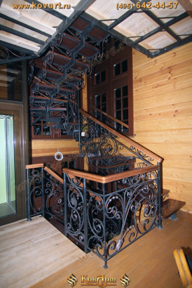 Кованая лестница с деревянными перилами