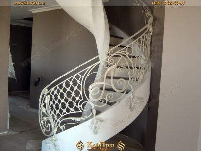 Кованая белая винтовая лестница с литерой