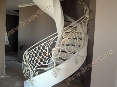 Лестница на металлическом каркасе под заказ (ЛО-1)