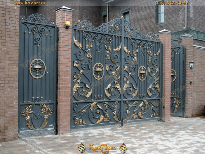 Кованые закрытые ворота с золотыми элементами