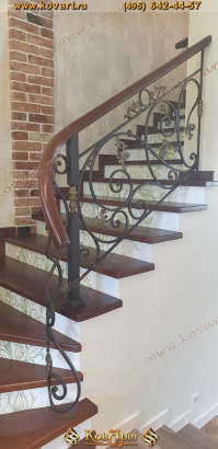 Кованые перила для лестницы с черно-золотым узором