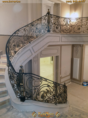 Кованые перила с цветами для винтовой лестницы