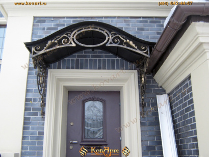 Кованый козырек над входной дверью
