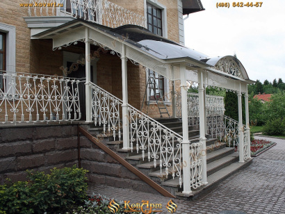 Огромный белый кованый козырек