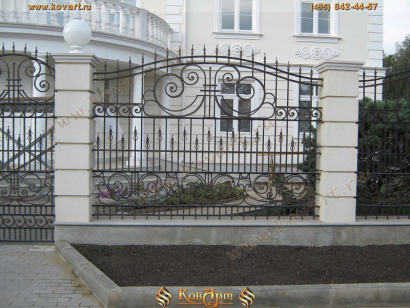 Черный кованый забор