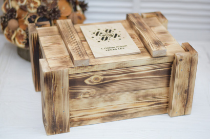 Деревянный ящик с крышкой для подарка