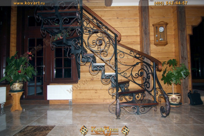 Кованая лестница с деревянными перилами