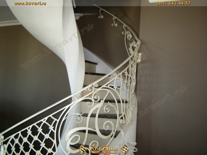 Кованая белая винтовая лестница с литерой