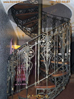 Кованая винтовая лестница с золотой патиной