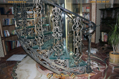 Кованые винтовые лестницы со стеклянными ступенями