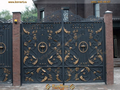 Кованые закрытые ворота с золотыми элементами