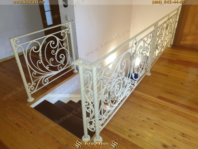 Лестница с коваными узорчатыми перилами белого цвета