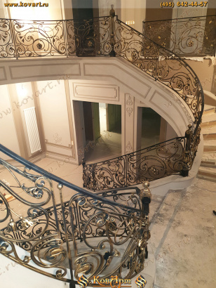 Кованые перила с цветами для винтовой лестницы