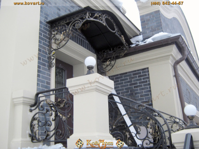 Кованый козырек над входной дверью