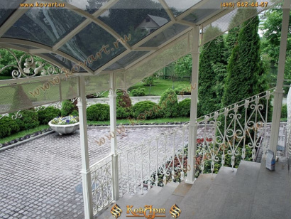 Огромный белый кованый козырек