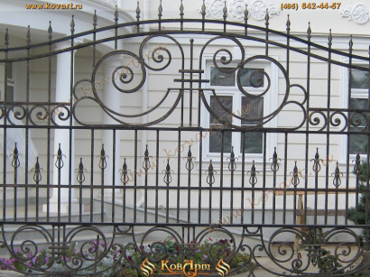 Черный кованый забор