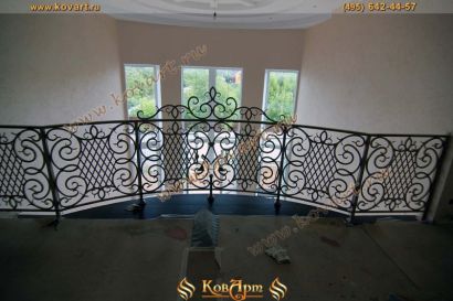 Изогнутый кованый балкон белого цвета с золотой патиной