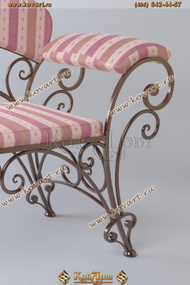 Кованый диван с мягкими подлокотниками