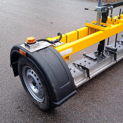 Магнитный подборщик - прицеп для взлетно-посадочной полосы