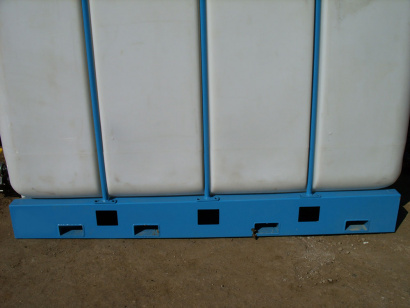 Пластиковая емкость 3750 л (4 куб.м) с полным сливом в обрешетке