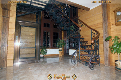 Кованая лестница с деревянными перилами