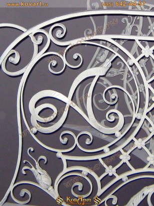 Кованая белая винтовая лестница с литерой