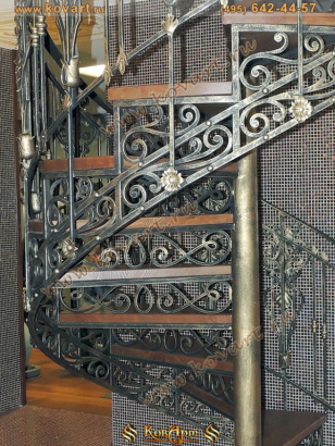 Кованая винтовая лестница с золотой патиной