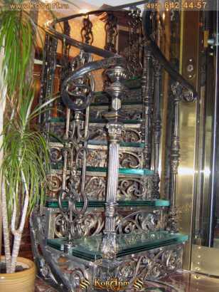 Кованые винтовые лестницы со стеклянными ступенями