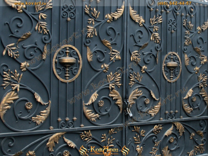 Кованые закрытые ворота с золотыми элементами